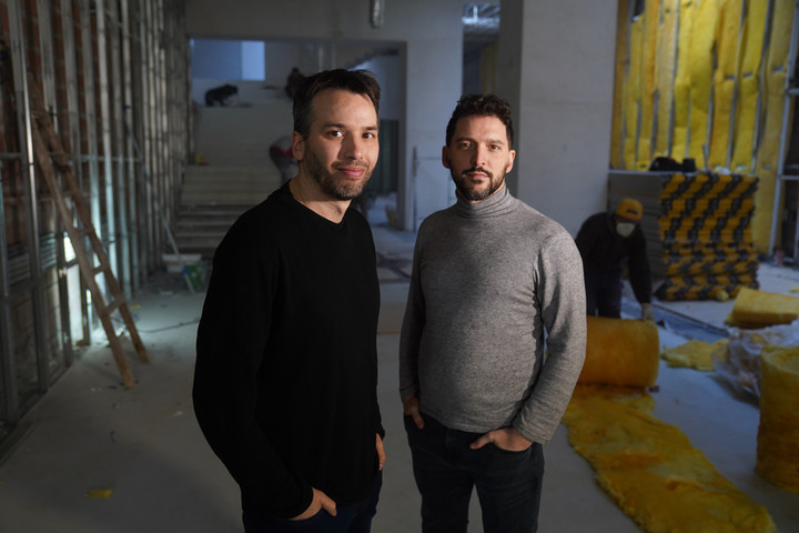 Diego Oria y Matías Taverna, en lo que será el foyer del Teatro Argentino de la Ciudad, que se reabre el 19 de agosto. Foto: Guillermo Rodríguez Adami