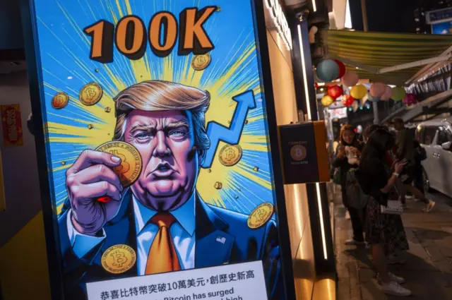 Un afiche de Trump con un bitcoin