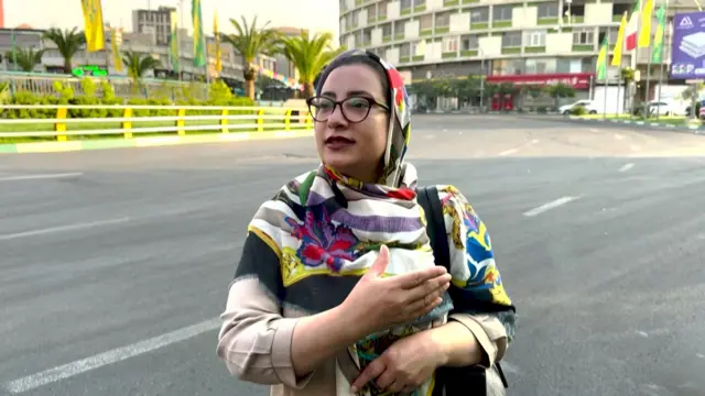 Mujer iraní en una calle vacía