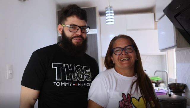 Wilken Flores y su madre