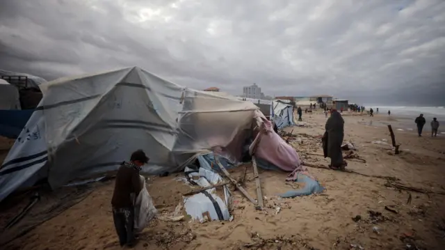 Un campamento de palestinos desplazados en la costa cerca a Deir al-Balah, Gaza central