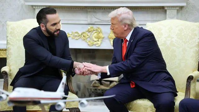 El presidente de Estados Unidos, Donald Trump, estrecha la mano de su homólogo salvadoreño, Nayib Bukele, durante la visita de este a la Casa Blanca, en Washington, Estados Unidos, el 15 de marzo de 2025. (Foto: Win McNamee/Getty Images)