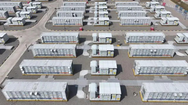 Baterias de litio que almacenan energía dispuestas una detrás de la otra en una instalación idustrial