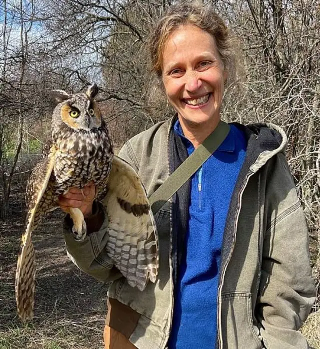 Ackerman con un búho chico (Asio otus)