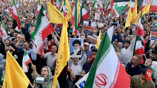 Adeptos del régimen iraní celebran en las calles de Teherán con banderas y fotos del líder supremo