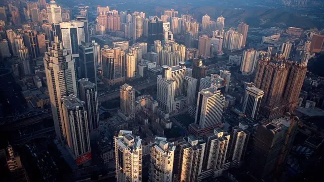 Vista de edificios de oficinas y viviendas en Shenzhen, China. 