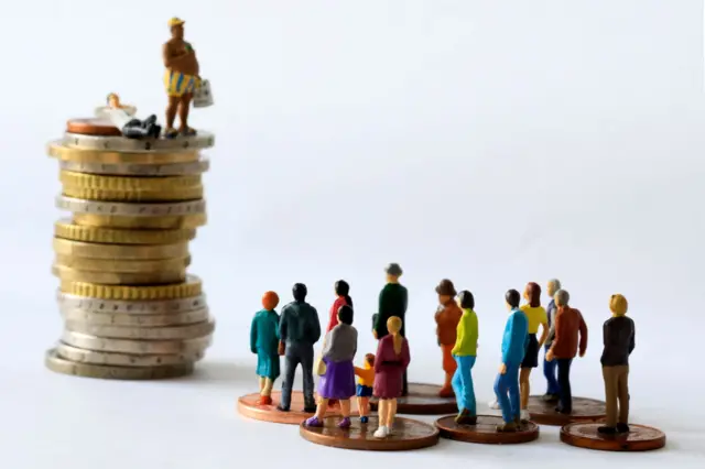 Imagen que ilustra la desigualdad económica con monedas y personas.