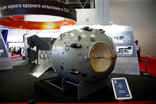 La primera bomba nuclear rusa, RDS-1, se exhibe en una feria dentro del 'Foro Técnico y Militar Internacional ARMY-2019', en Moscú, Rusia, el 25 de junio de 2019.