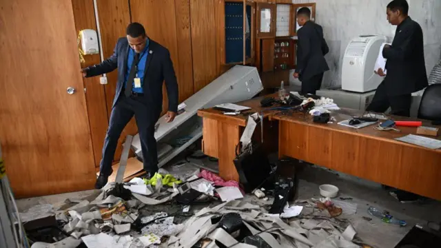 Miembros de seguridad del Palacio Presidencial de Planalto inspeccionan las oficinas destruidas por partidarios del expresidente brasileño Jair Bolsonaro después del ataque en Brasilia el 9 de enero de 2023.