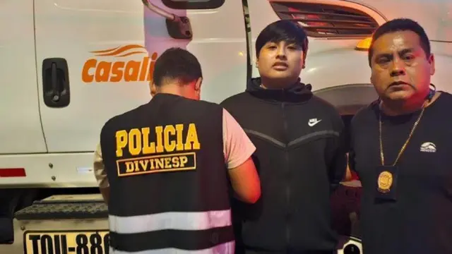 Pequeño J capturado por las autoridades frente al camión donde viajaba.
