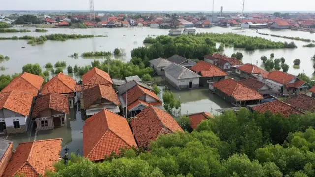 Casas inundadas en Eretan Wetan, costa norte de Java, Indonesia.