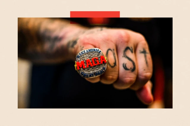 La mano de un hombre porta un enorme anillo MAGA en el dedo meñique 