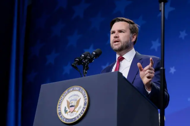 El vicepresidente de Estados Unidos, JD Vance, habla tras un atril en un acto con católicos en Washington