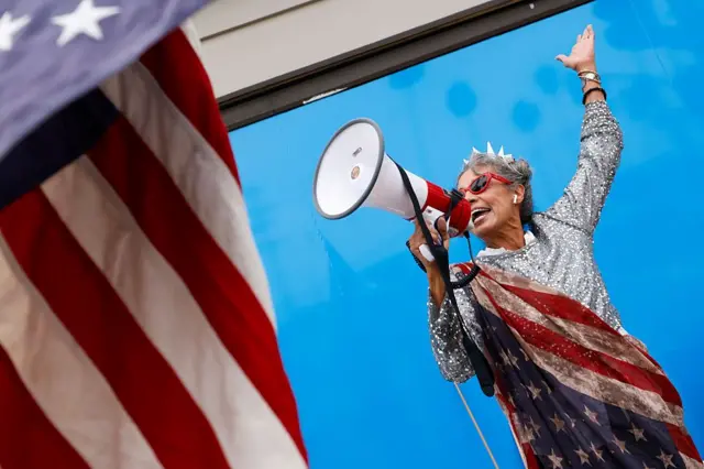 Olivia Negron se manifiesta contra lo que los organizadores dicen que son los esfuerzos del presidente Donald Trump para
