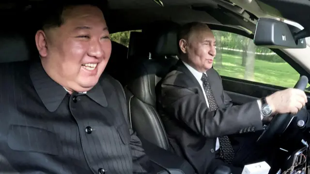Una fotografía de Kim Jong-un y Vladimir Putin conduciendo juntos en un automóvil y sonriendo en Pyongyang el pasado junio con las manos de Putin en el volante.