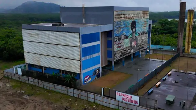 Vista desde un dron de la escuela estatal Parque dos Sonhos en Cubatão.