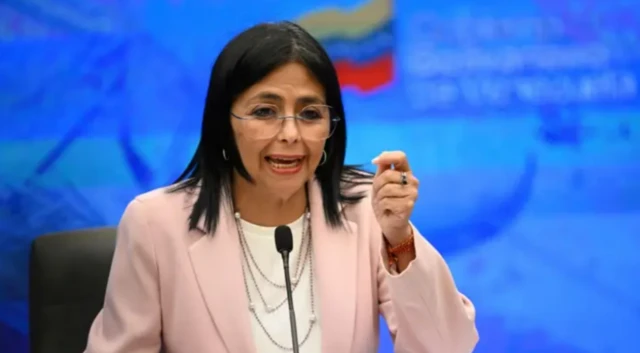 Delcy Rodríguez hablando ante un micrófono