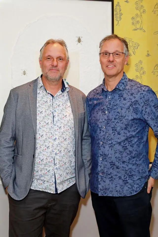 Marcus (izquierda) y Alex Lewis en la vista previa del documental 'Tell Me Who I Am' en el Covent Garden Hotel en noviembre de 2019 en Londres.