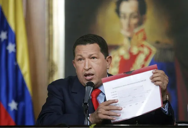 Hugo Chávez habla delante de un retrato de Simón Bolivar luego de ser reelecto en 2006 como presidente de Venezuela