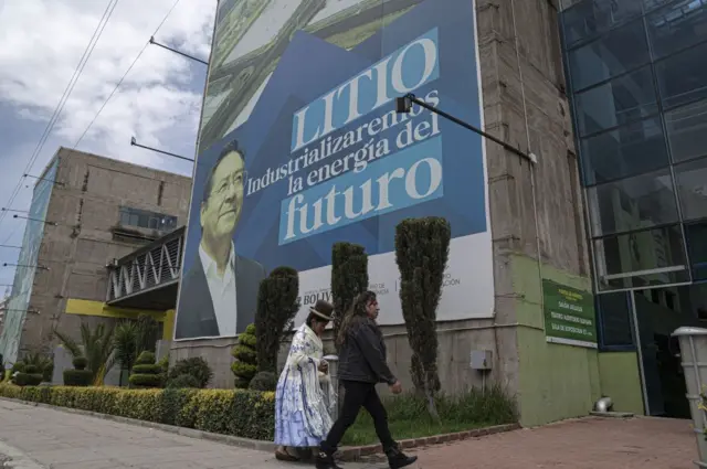 Cartel con el rostro del presidente Luis Arce