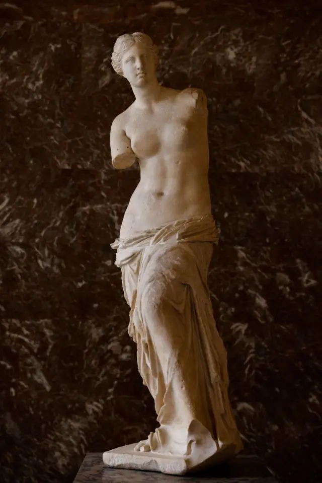 La escultura de la Venus de Milo en su exhibición en el Louvre