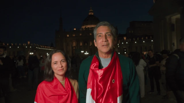 Ela Fernández y Rafael Aguilar en la Plaza de San Pedro en el Vaticano