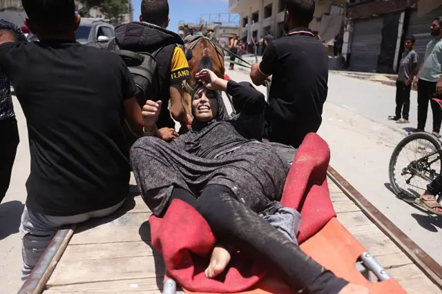 Mujer palestina evacuada 