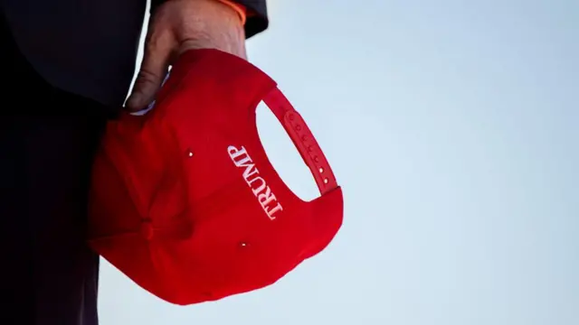 El expresidente estadounidense Donald Trump sostiene su gorra