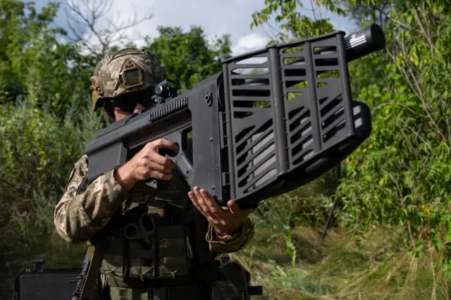 Un soldado ucraniano con un arma portatil anti drones que emite energía electromagnética    