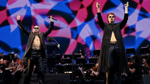 Paco Amoroso y Ca7riel con Gustavo Dudamel y la Filarmónica de Los Ángeles en el escenario de Coachella.