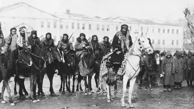 Tropas de caballería kurdas en el Imperio Otomano, 1915.
