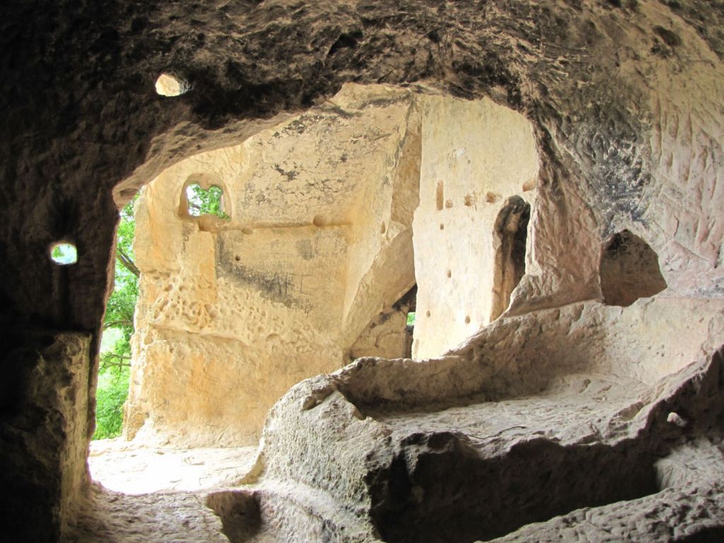 Una de las cuevas artificiales excavadas en Las Gobas, Burgos