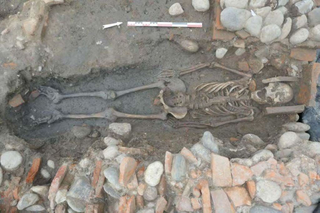 Tumba en una excavación a arqueológica de Tolosa