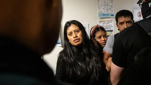 El ecuatoriano Rubén Abelardo Ortiz López (derecha) siendo detenido mientras su esposa, Mónica Moreta Galarza, junto a la hija de ambos, trata de hablar con los agentes federales en los pasillos del tribunal de inmigración en el 26 Federal Plaza de Nueva York el 25 de septiembre de 2025. (Foto: Stephanie Keith/Getty Images)