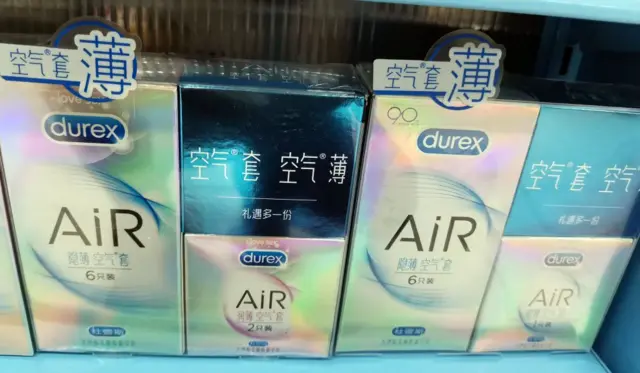Cajas de condones marca Durex en un estante en China