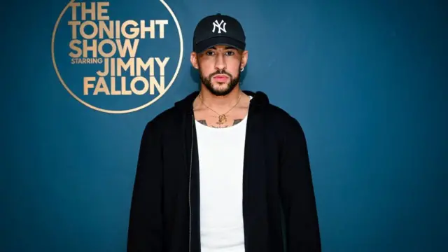 imagen de bad bunny frente al logo de The Tonight Show, programa de Jimmy Fallon transmitido por la cadena NBC en Estados Unidos
