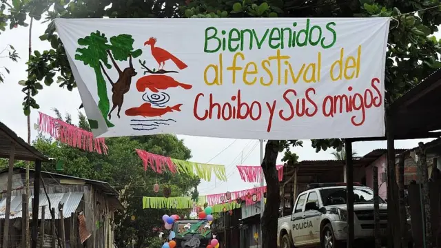Cartel en un pueblo que dice