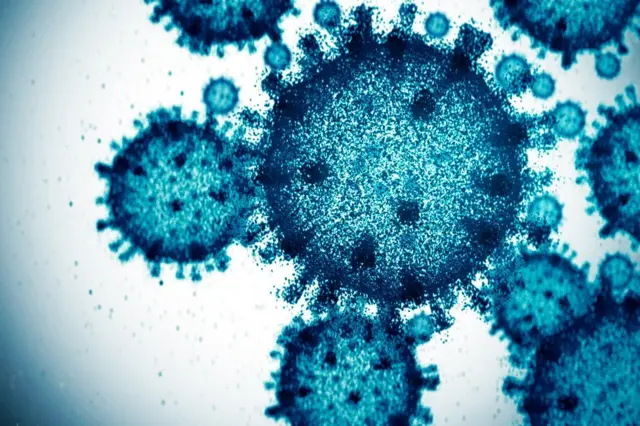 Imagen azul de computadora de un virus visto a través de un microscopio.