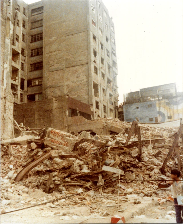 Escombros de un edificio colapsado tras el sismo de 1985