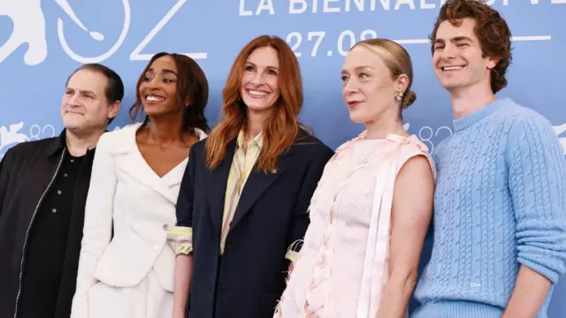 Michael Stuhlbarg, Ayo Edebiri, Julia Roberts, Chloë Sevigny y Andrew Garfield posan juntos en el Festival de Venecia.