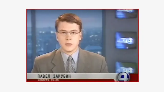 Un joven Pavel Zarubin presenta un noticiero en un canal de televisión ruso con el logo 