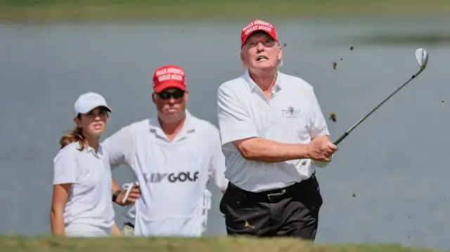 Donald Trump jugando golf en Doral, Florida, en 2022.