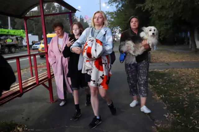 Unas mujeres rumbo a un refugio en Kyiv.