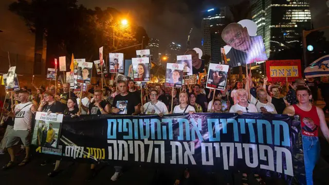 Tras la concentración, los manifestantes marcharon alrededor de la base de Kirya en Tel Aviv, exigiendo un acuerdo para los rehenes.