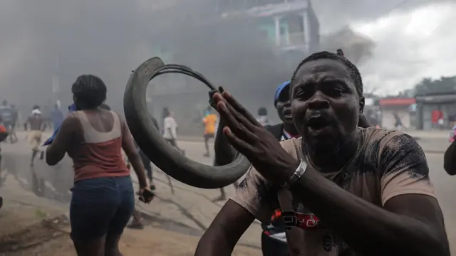 Un partidario del candidato de la oposición camerunesa Issa Tchiroma reacciona durante los enfrentamientos con las fuerzas de seguridad después de que el Consejo Constitucional declarara al presidente Paul Biya como ganador de las elecciones presidenciales del 12 de octubre, en Duala, Camerún, el 27 de octubre de 2025.