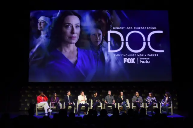 Rueda de prensa sobre la serie Doc de Fox, con ponentes y el afiche.
