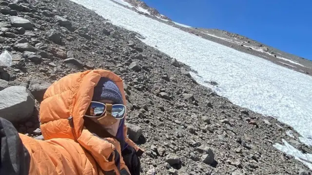 Guadalupe Vieiro, vestida con ropa de abrigo con la montaña al fondo. 