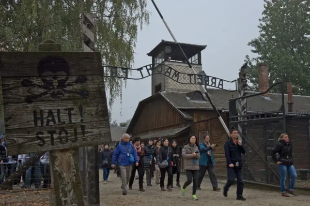 Un grupo de extranjeros visita el campo de concentración nazi en Auschwitz