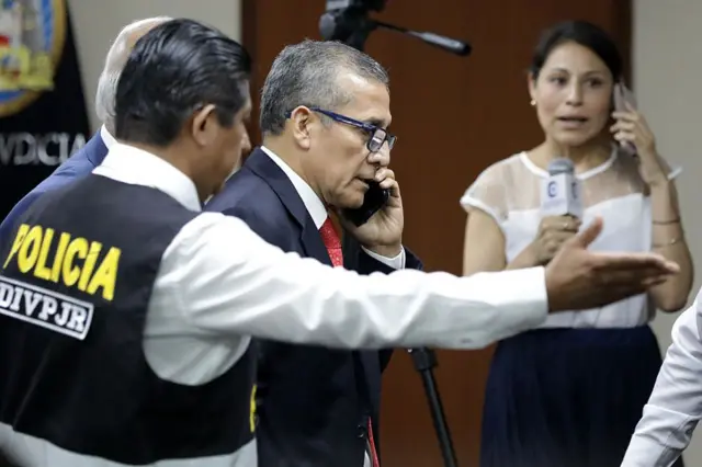 El expresidente de Perú, Ollanta Humala, habla por teléfono en el tribunal donde enfrenta un juicio por corrupción.