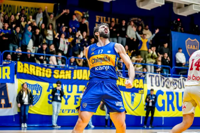 Sebastián Vega en actitud celebratoria en medio de la cancha de básquetbol, con los ojos cerrados y la boca abierta, por lo que parece estar gritando